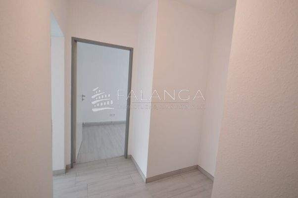 Flur mit praktischer Abstellnische