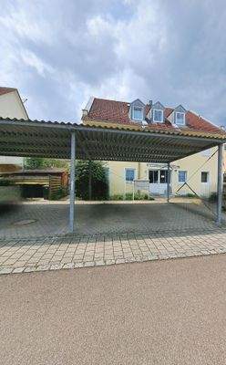Carport vor dem Haus