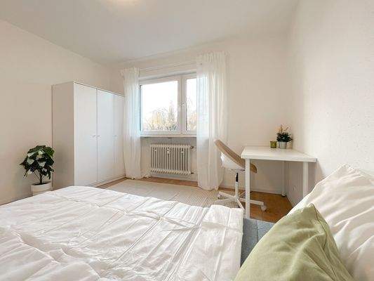 Helles WG-Zimmer mit Fenster