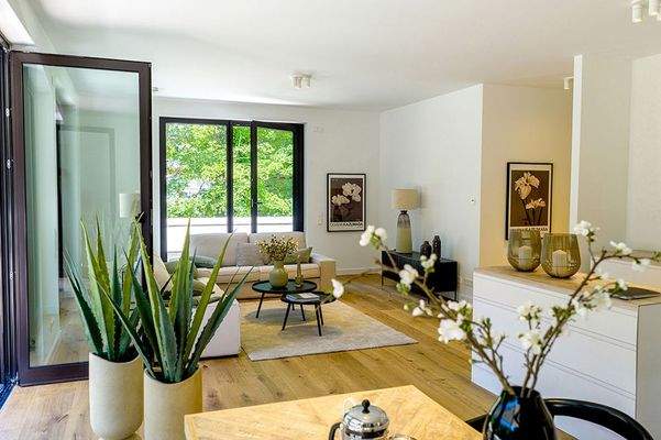 Wohnbereich mit Zugang zur Dachterrasse