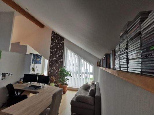 Hohe Decken & große Fensterflächen unterm Dach