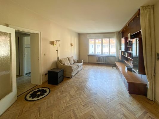 Wohnzimmer mit Blick in Richtung der West-Fenster