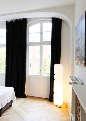 Zimmer mit hohen Flügeltüren