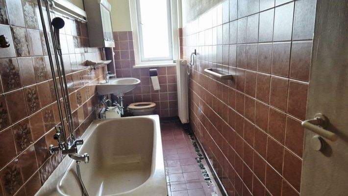 Badezimmer mit Fenster