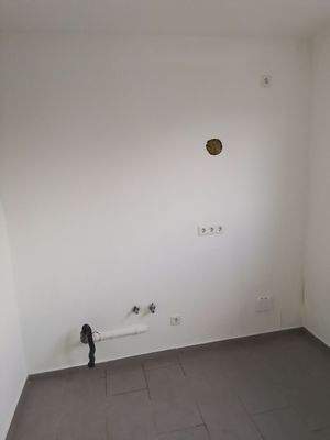 Leere Küche mit Anschlüssen