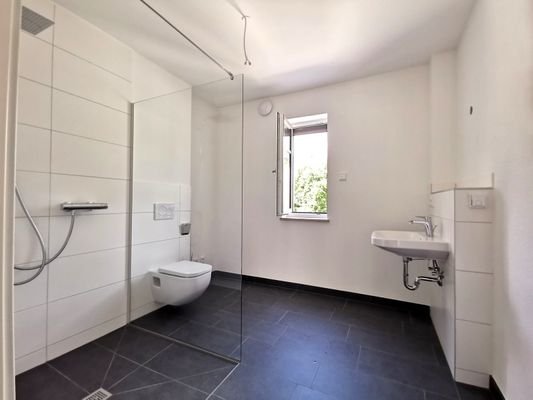 Bad mit Fenster, großer Duschbereich