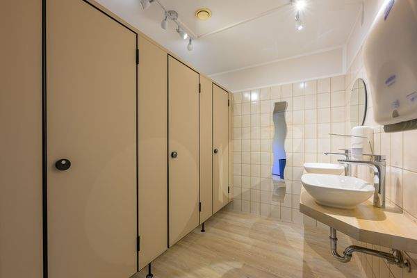 innenliegender Damen Waschraum.jpg