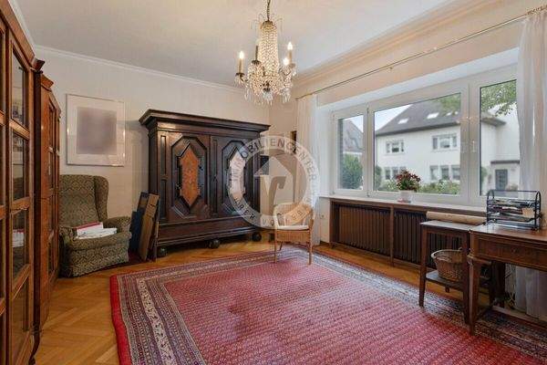 Das vom Wohnzimmer leicht zu trennende Büro