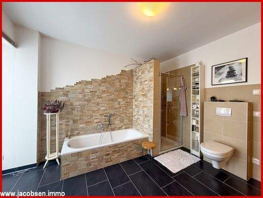 Badezimmer im 1. OG Bild 2