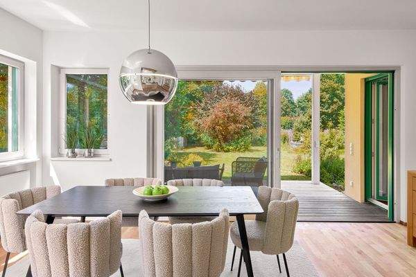 Esszimmer mit Blick ins Grüne