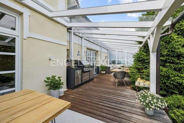 weitere Ansicht rückwärtige Terrasse mit Lounge-Ecke