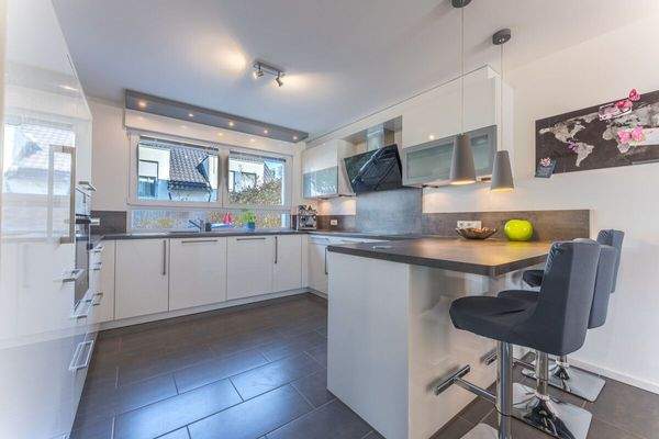 Küche mit Blick in den hinteren Garten