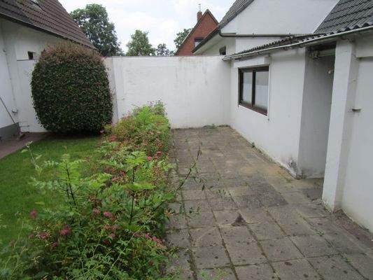 63. Hintere Südseite des Hauses mit Terrassenberei