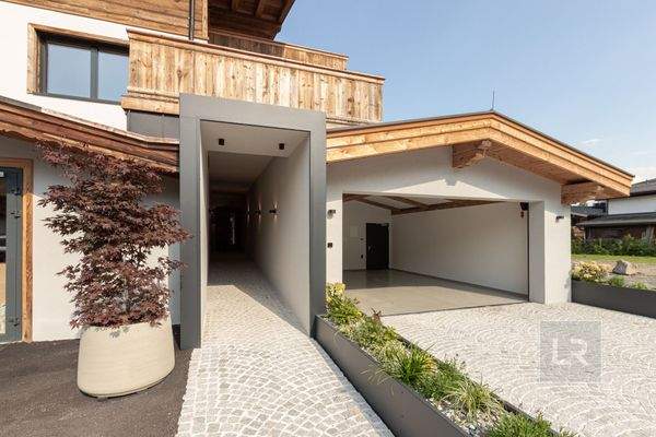 Eingangsbereich und Garage