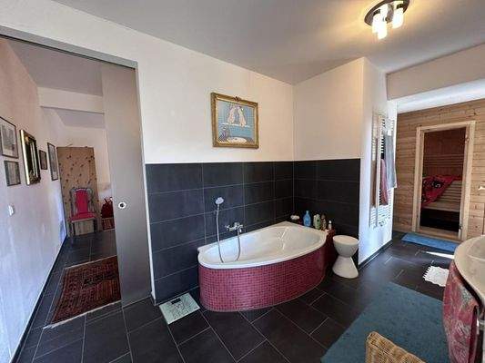 Badezimmer mit Sauna und Durchgang in Ankleide- und Schlafzimmer