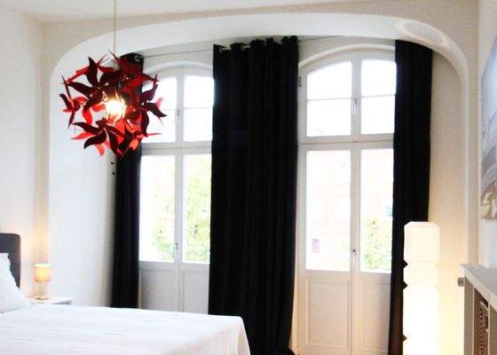 Zimmer mit hohen Flügeltüren