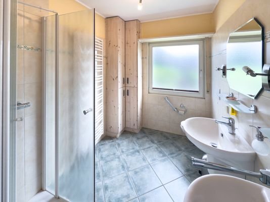 9. Badezimmer im Erdgeschoss.jpg