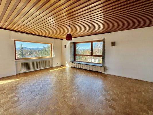 Lichtdurchflutetes Wohnzimmer mit Feldbergblick