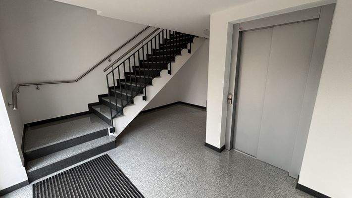 Treppenhaus mit Aufzug