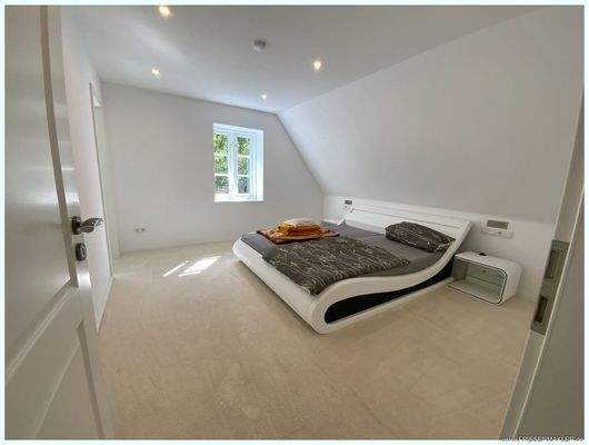 Schlafzimmer mit Ankleideraum