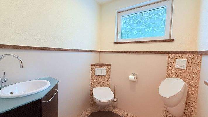 getrenntes WC mit Urinal