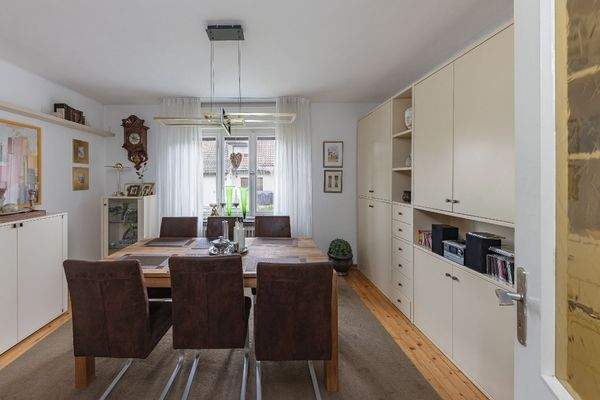 gemütliches Esszimmer mit Kamin