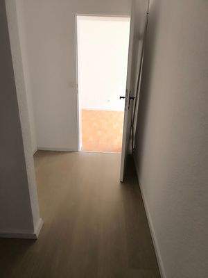 Heller Flur mit Tür