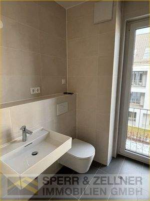 Bad mit Fenster, bodengleicher Dusche und WM-Anschluss