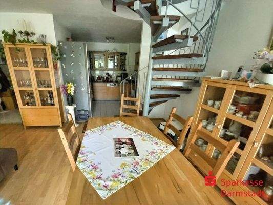 Wohnzimmer mit offener Küche