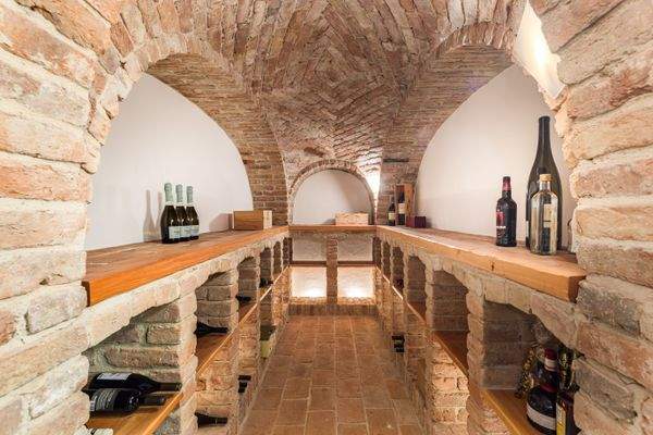 Weinkeller mit Ziegelgewölbe