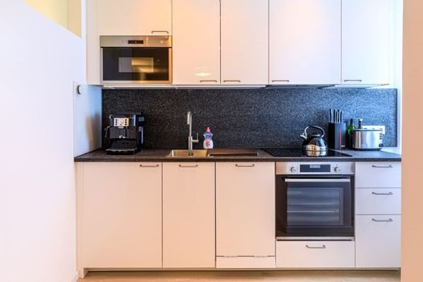Hochwertige Küche mit Granitarbeitsplatte