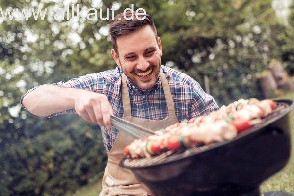 Mann beim Grillen