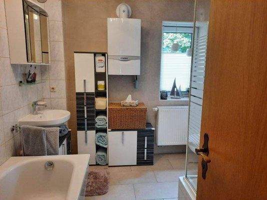 Bad mit Dusche und Wanne