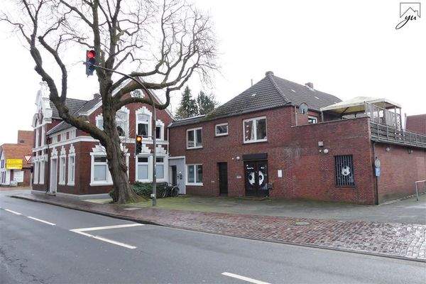 Außenansicht Haupt- und Nebengebäude