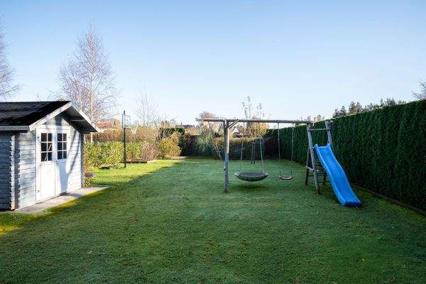 Blick von der Terrasse in den großzügigen Garten 