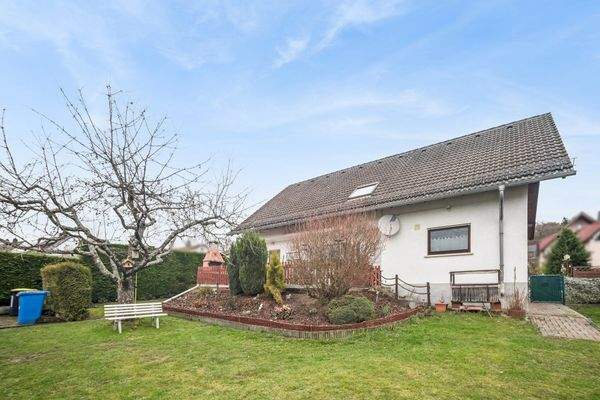 Blick vom Garten zur Terrasse