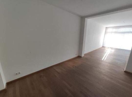 Fitnessraum mit Sportfläche Bild 1