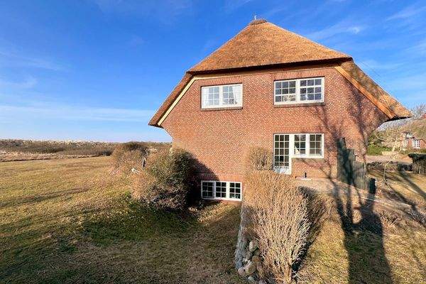 Ostansicht (3/26) mit neuem Reetdach