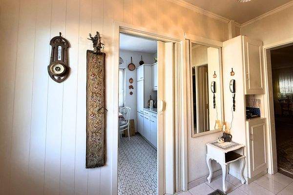 Flur mit Blick in die Küche