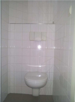 Toilette getrennt vom Badezimmer