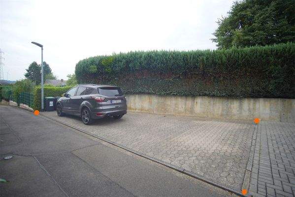 Stellplätze vorm Haus