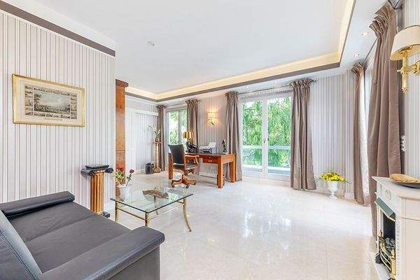 Arbeits-/ oder weiteres Schlafzimmer mit Zugang zum Westbalkon