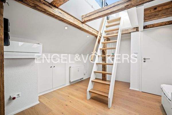 Treppenaufstieg zur Dachterrasse