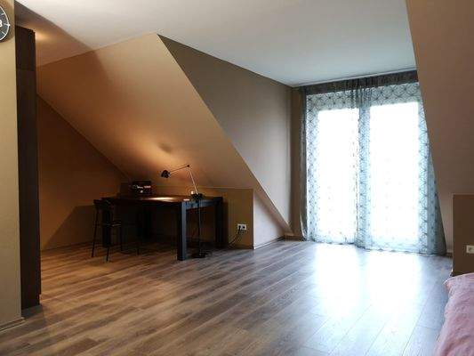 Arbeitsplatz im Schlafzimmer im DG