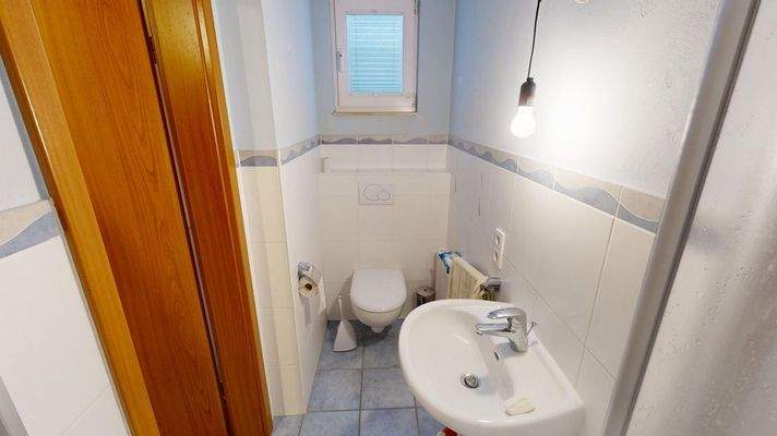 Gäste-WC mit Dusche Erdgeschoss