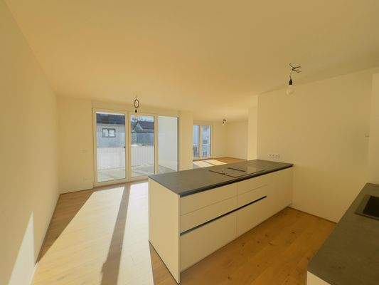 Offene Küche mit Blick in den Wohn-Essbereich