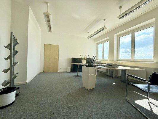 Viel Platz für Schränke vor Renovierung ähnlich