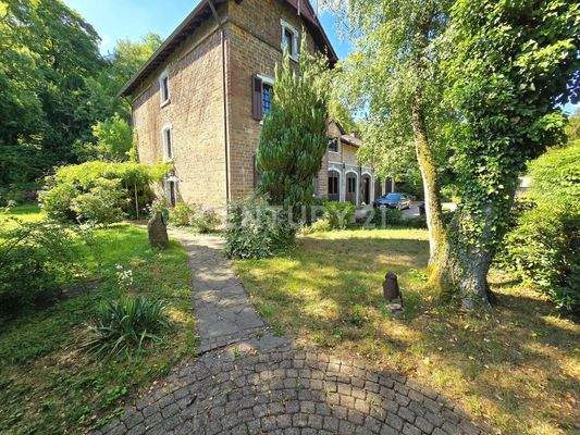 Kleine seitliche Terrassenfläche mit Weg zum Haus