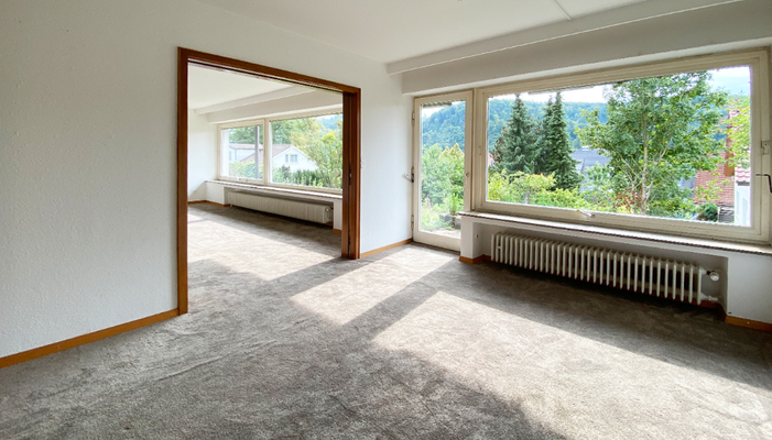 Dass Esszimmer mit Verbindung zum Wohnraum und Zug