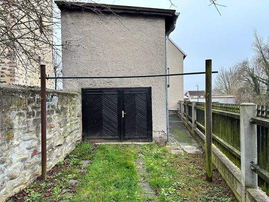 PKW-Stellplatz und Garage 1